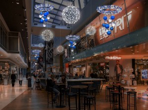 разноцветные елочные шары с глиттером